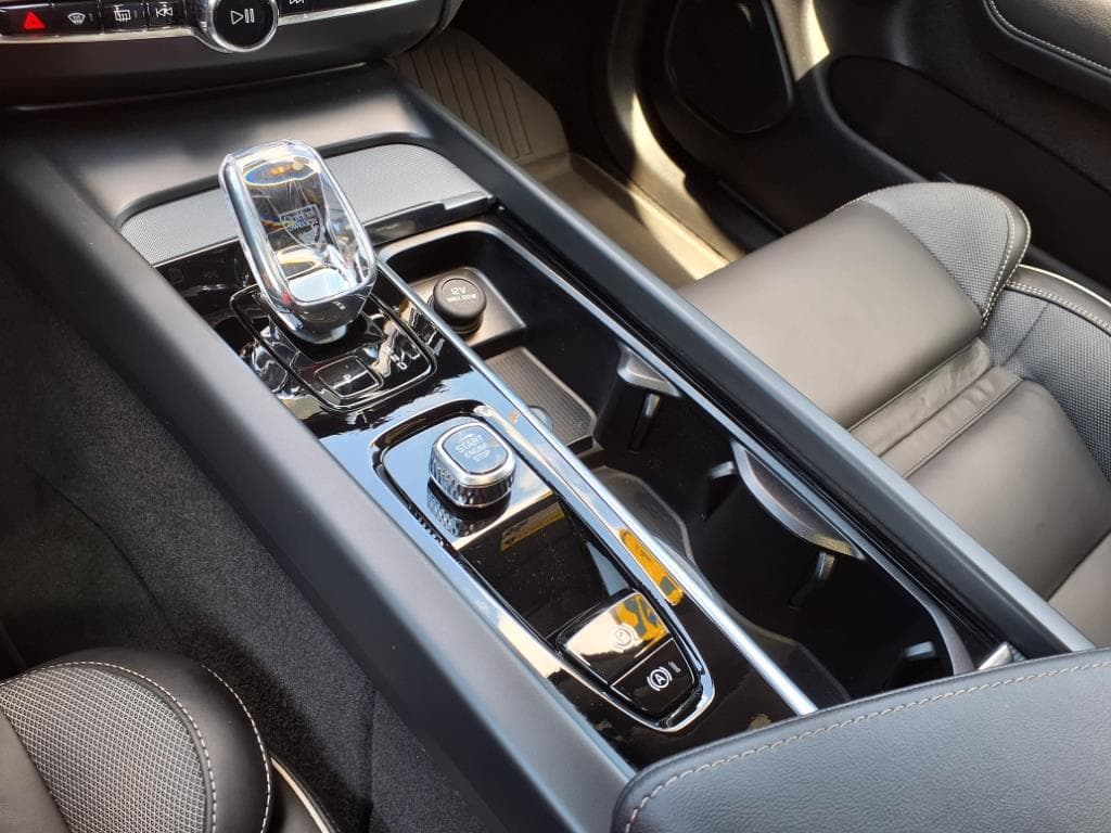 2025 Volvo XC60 thumbnail 25