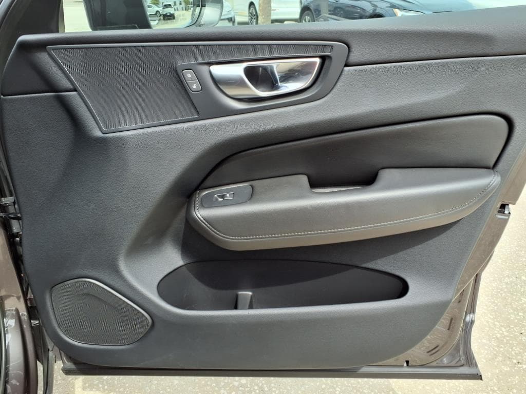 2023 Volvo XC60 thumbnail 13