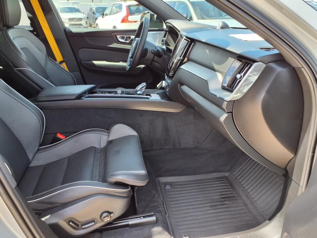 2025 Volvo XC60 thumbnail 11