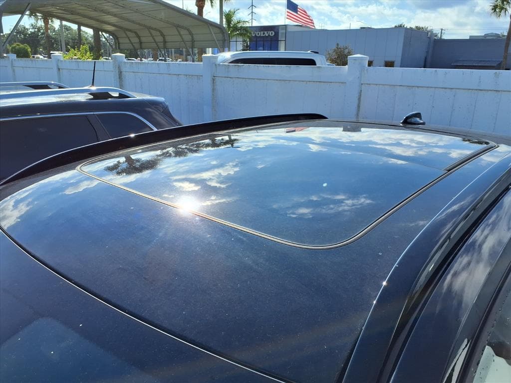 2022 Volvo XC40 thumbnail 5