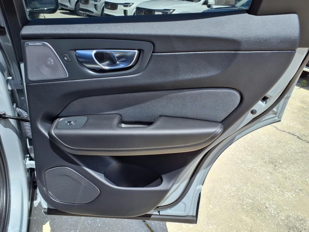 2025 Volvo XC60 thumbnail 14